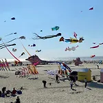 Chez Lucie Et Compagnie Pavillon Familial Avec Beau Jardin Vron